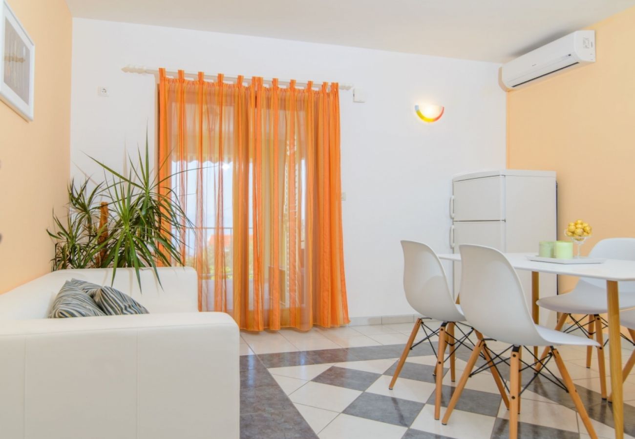 Apartamento en Okrug Gornji - Apartamento en Okrug Gornji con Seaview, Terraza, Acondicionador, WIFI (5209-4)