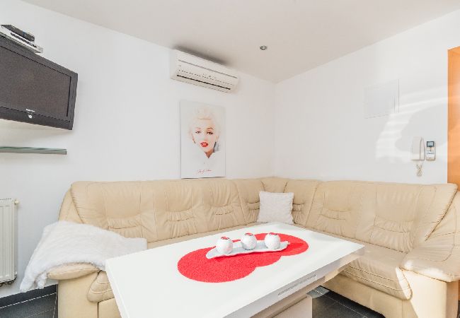 Apartamento en Crikvenica - Apartamento en Crikvenica con Seaview, Terraza, Acondicionador, WIFI (3492-8) Apartamento en Crikvenica - Apartamento en Crikvenica con Seaview, Terraza, Acondicionador, WIFI (3492-8)