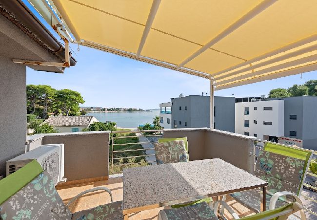 Apartamento en Sukošan - Apartamento en Sukošan con Seaview, Terraza, Acondicionador, WIFI (3495-5) Apartamento en Sukošan - Apartamento en Sukošan con Seaview, Terraza, Acondicionador, WIFI (3495-5)