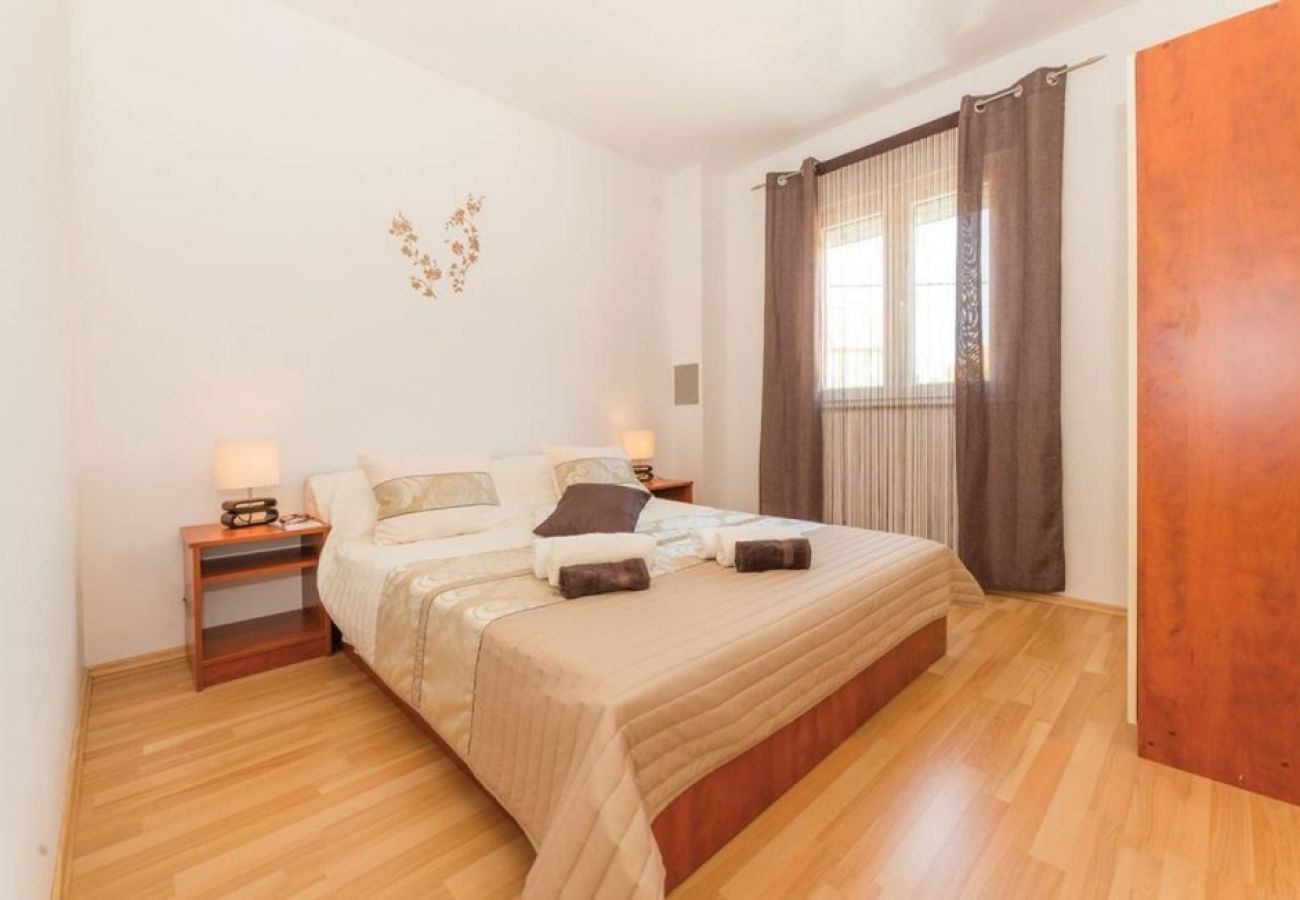 Apartamento en Pakoštane - Apartamento en Pakoštane con Terraza, Acondicionador, WIFI, Lavadora (3548-3)