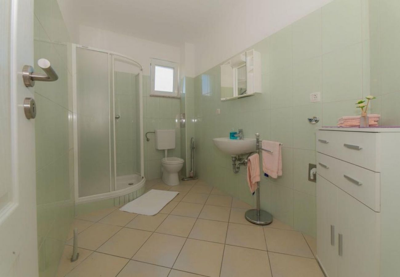 Apartamento en Pakoštane - Apartamento en Pakoštane con Terraza, Acondicionador, WIFI, Lavadora (3548-4)