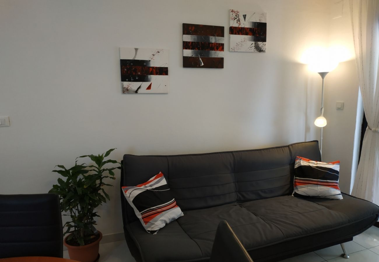 Apartamento en Ražanj - Apartamento en Ražanj con Terraza, Acondicionador, WIFI, Lavadora (3567-1)