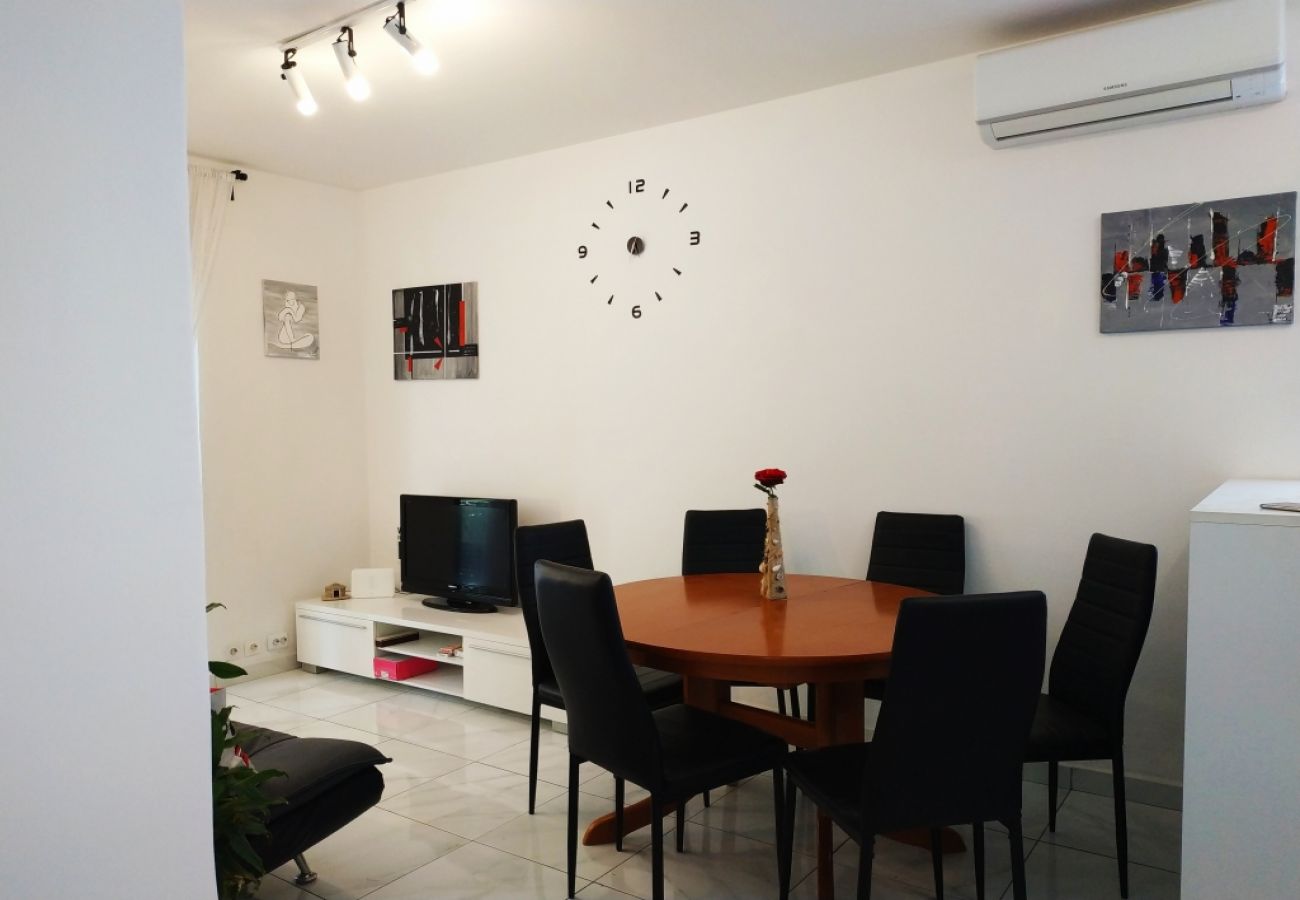 Apartamento en Ražanj - Apartamento en Ražanj con Terraza, Acondicionador, WIFI, Lavadora (3567-1)