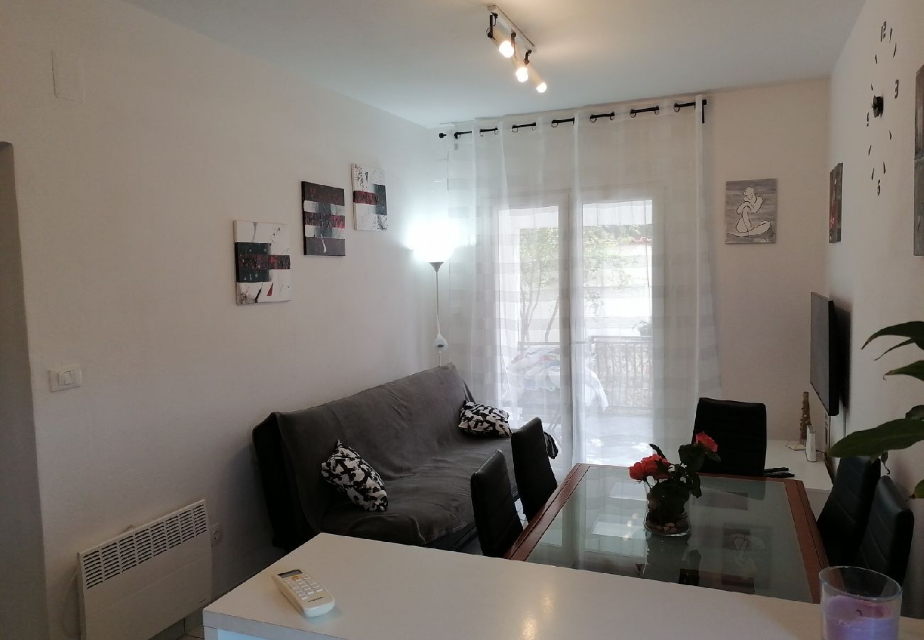 Apartamento en Ražanj - Apartamento en Ražanj con Terraza, Acondicionador, WIFI, Lavadora (3567-1)