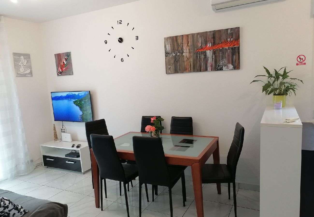 Apartamento en Ražanj - Apartamento en Ražanj con Terraza, Acondicionador, WIFI, Lavadora (3567-1)