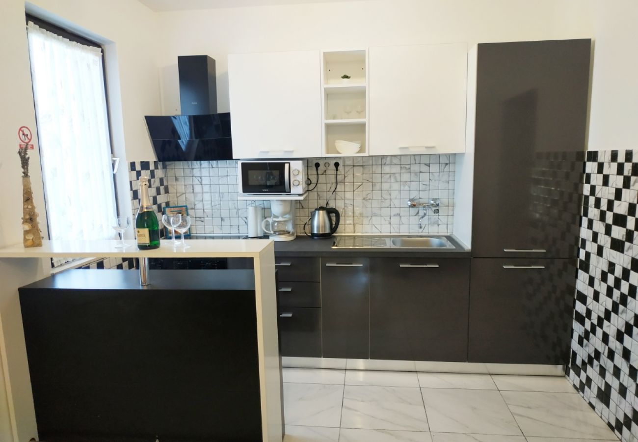 Apartamento en Ražanj - Apartamento en Ražanj con Terraza, Acondicionador, WIFI, Lavadora (3567-1)