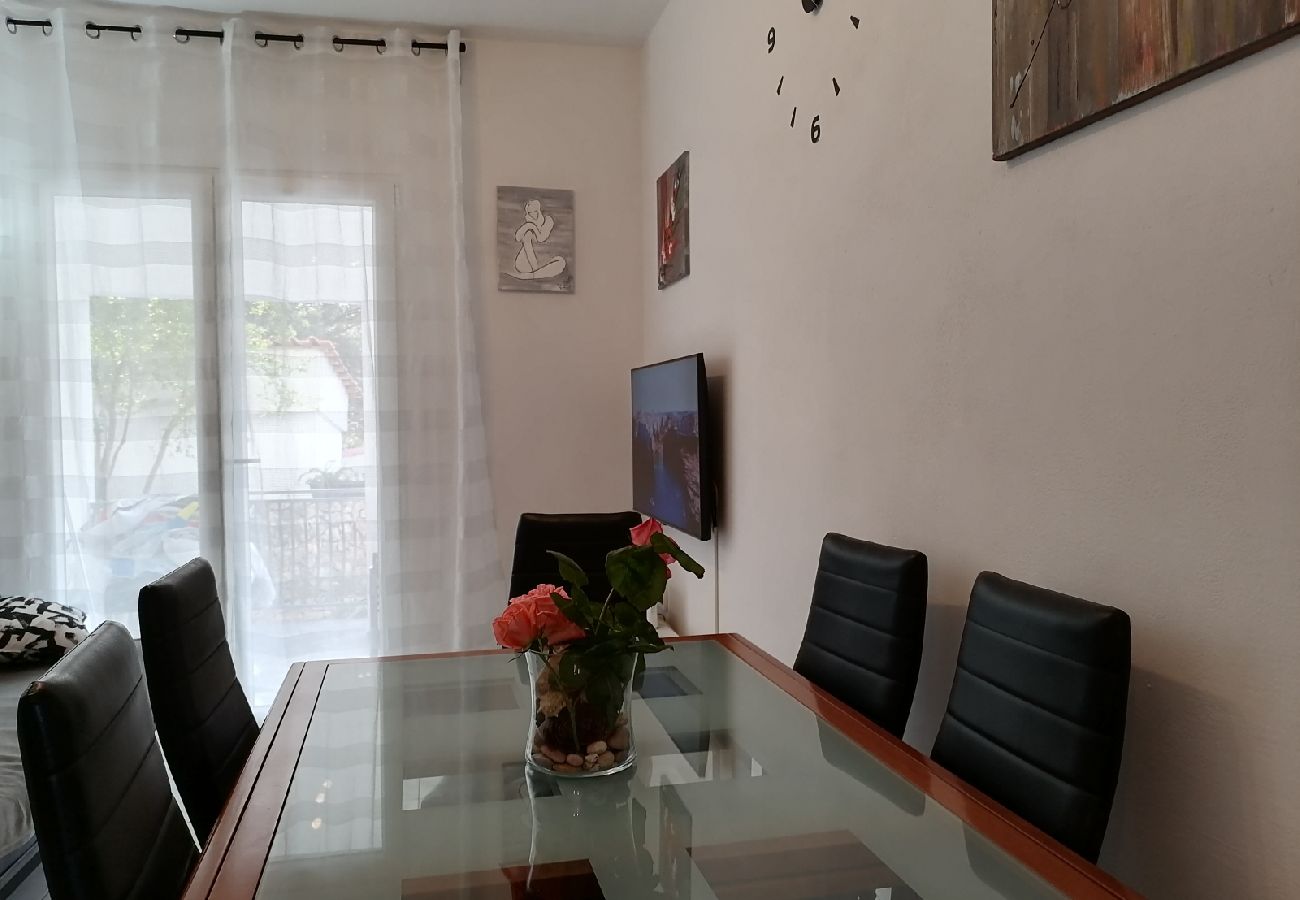 Apartamento en Ražanj - Apartamento en Ražanj con Terraza, Acondicionador, WIFI, Lavadora (3567-1)