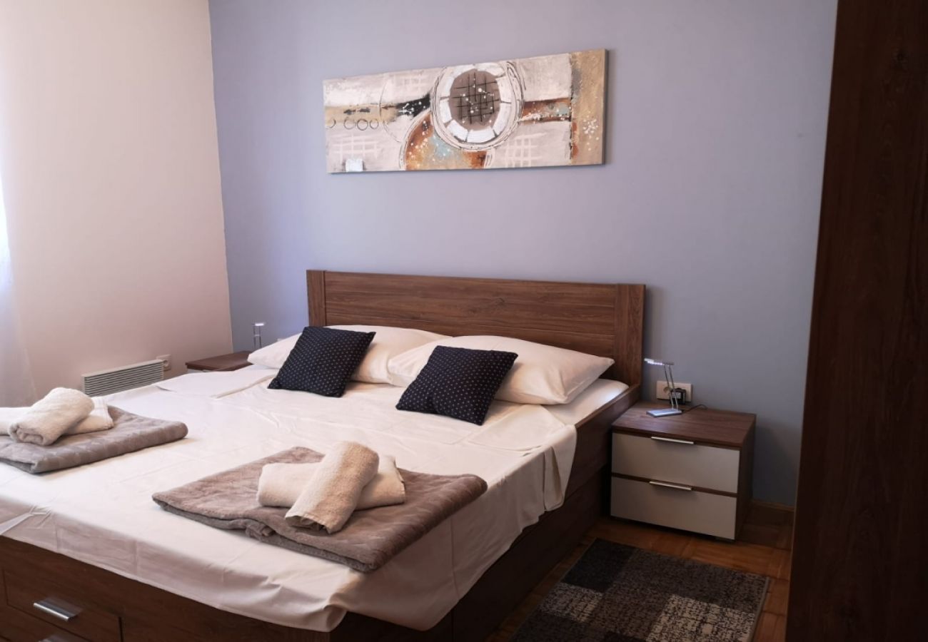 Apartamento en Ražanj - Apartamento en Ražanj con Terraza, Acondicionador, WIFI, Lavadora (3567-1)