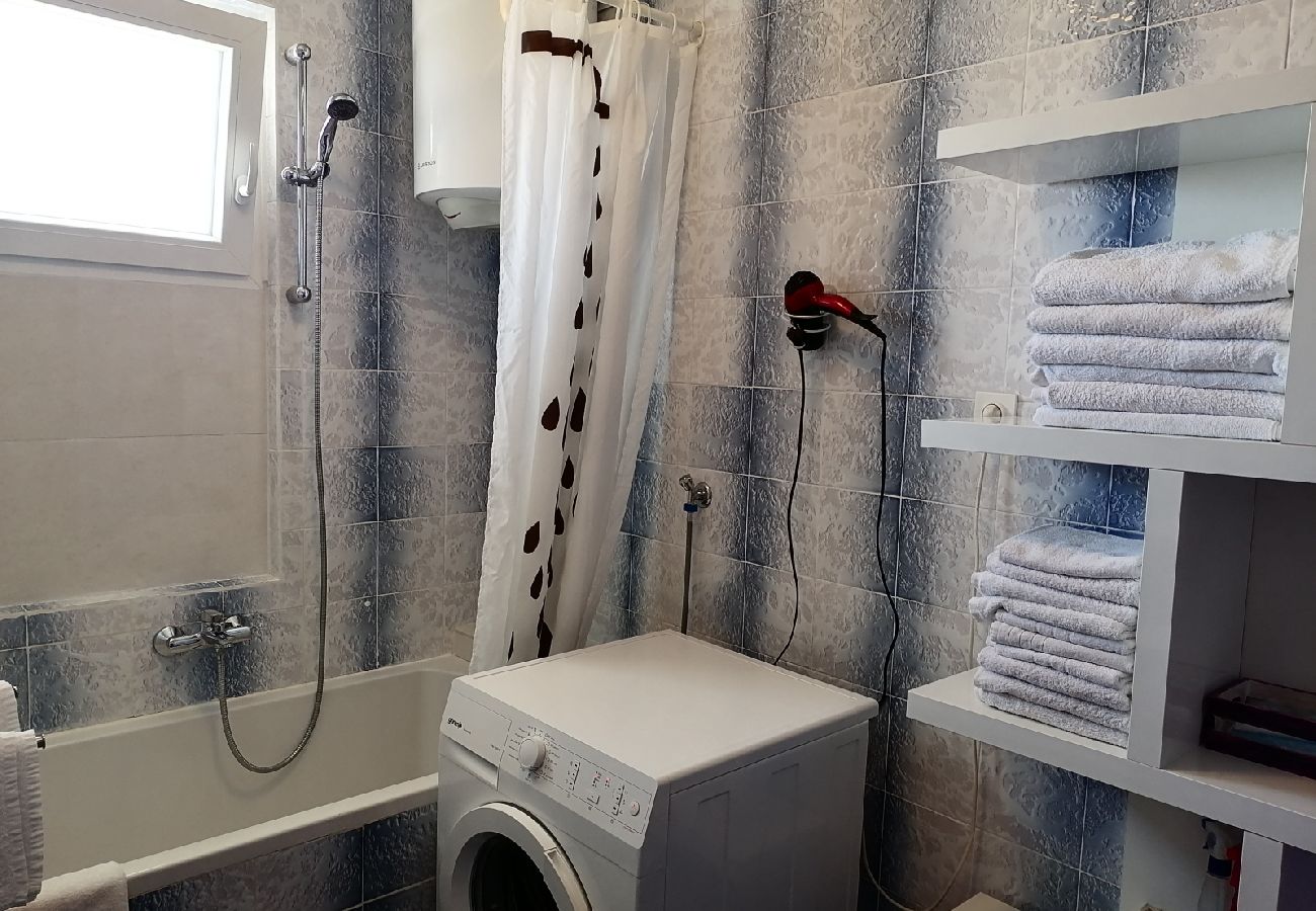 Apartamento en Ražanj - Apartamento en Ražanj con Terraza, Acondicionador, WIFI, Lavadora (3567-1)