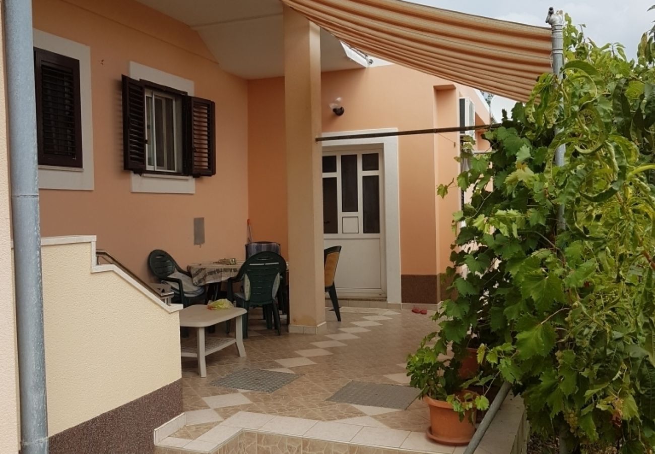 Apartamento en Privlaka - Apartamento en Privlaka con Terraza, Acondicionador, WIFI, Lavadora (821-2)