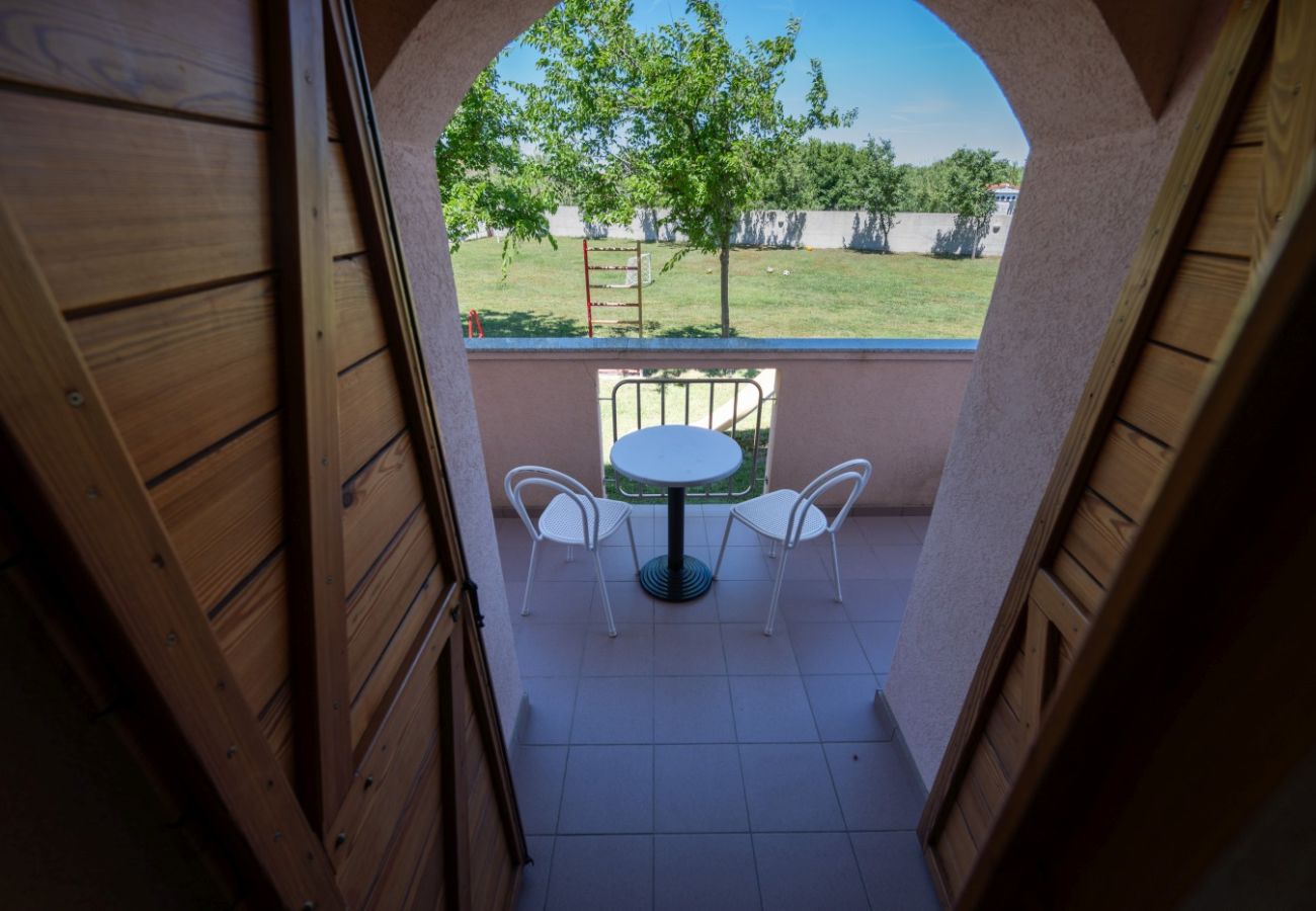 Apartamento en Privlaka - Apartamento en Privlaka con Seaview, Balcón, Acondicionador, WIFI (3598-1)
