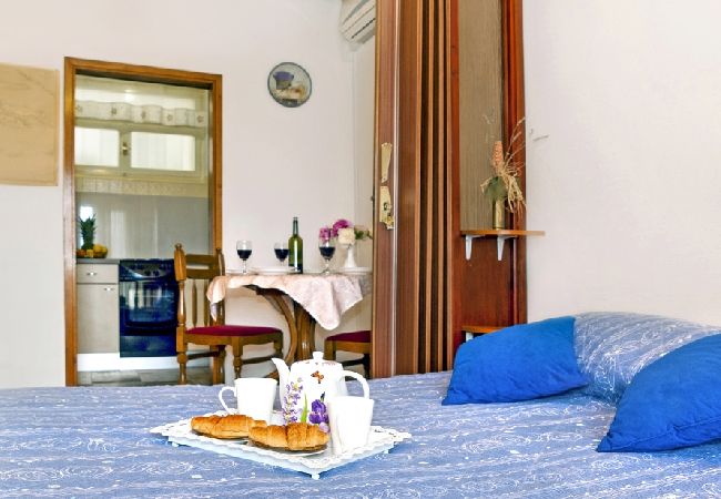 Apartamento en Drašnice - Apartamento en Drašnice con Seaview, Balcón, Acondicionador, WIFI (3586-1) Apartamento en Drašnice - Apartamento en Drašnice con Seaview, Balcón, Acondicionador, WIFI (3586-1)