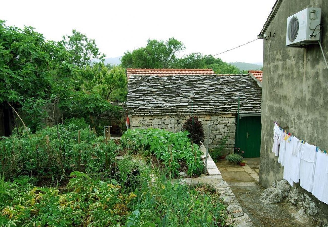 Casa en Žrnovo - Casa de vacaciones en Žrnovo con Terraza, Acondicionador, WIFI (3709-2)