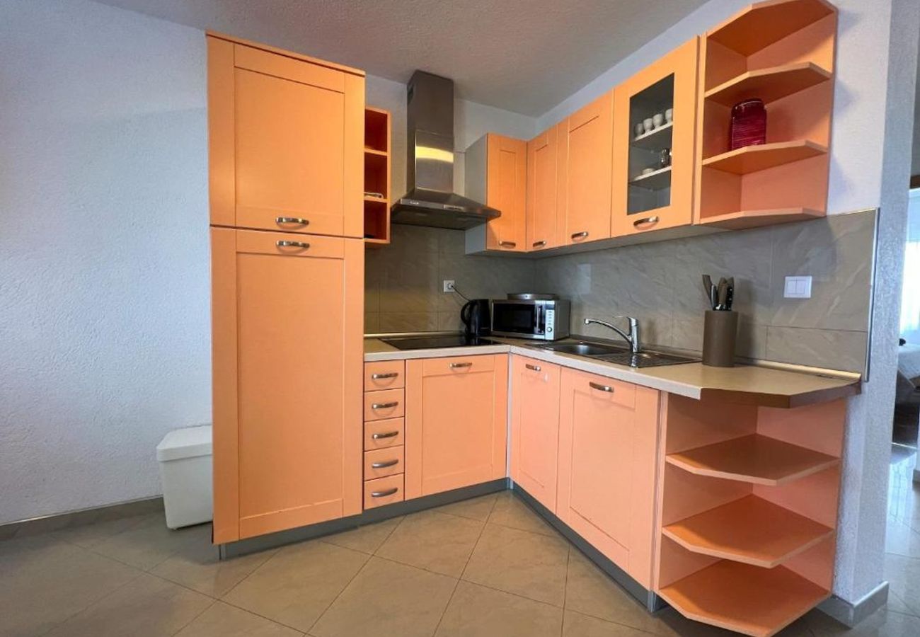 Apartamento en Nin - Apartamento en Zaton (Zadar) con Terraza, Acondicionador, WIFI, Lavadora (4141-5)