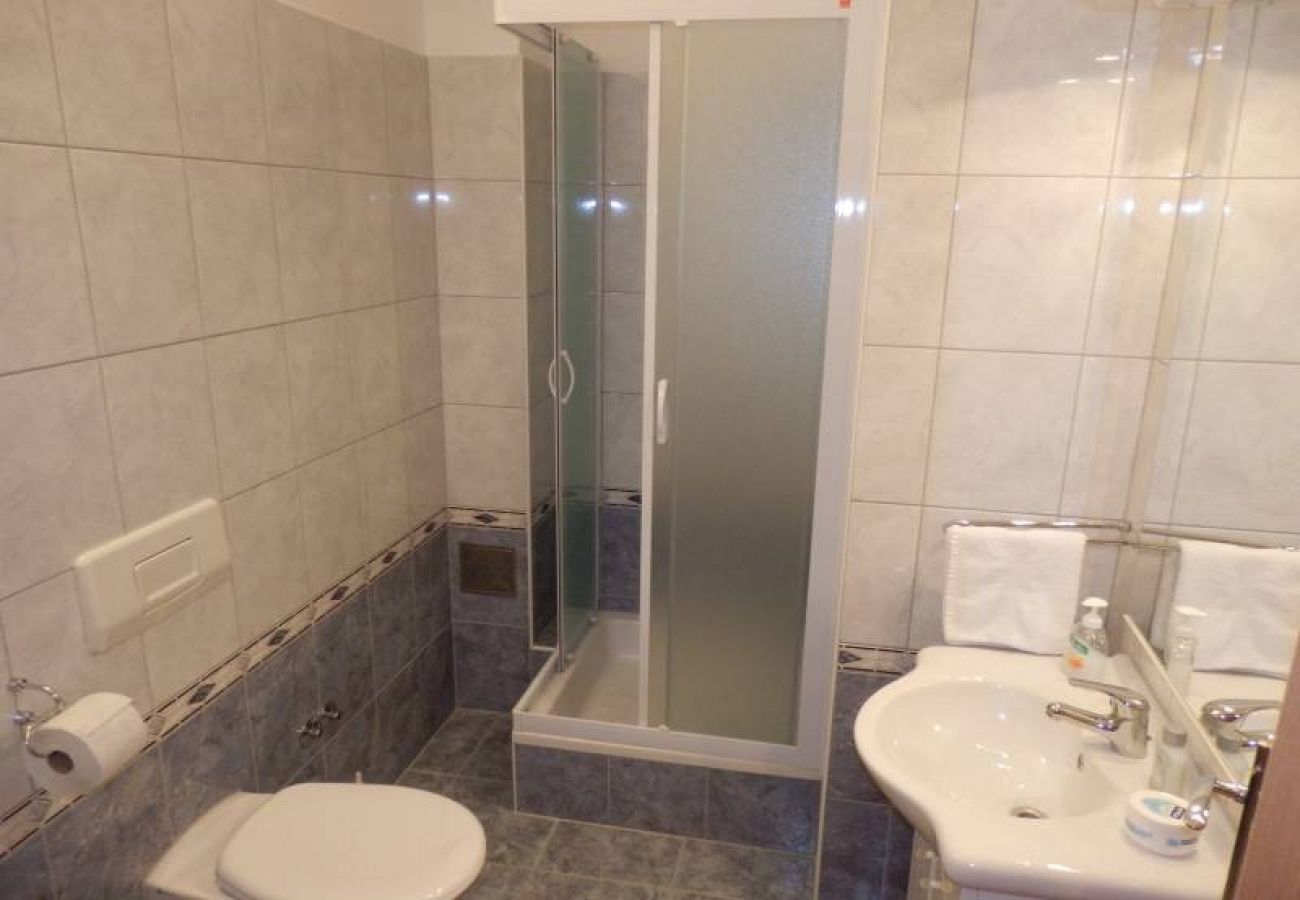 Apartamento en Duce - Apartamento en Duće con Terraza, Acondicionador, WIFI, Lavadora (4173-4)