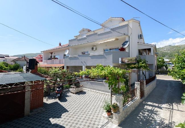 Apartamento en Trogir - Apartamento en Trogir con Terraza, Acondicionador, WIFI, Lavadora (4215-1) Apartamento en Trogir - Apartamento en Trogir con Terraza, Acondicionador, WIFI, Lavadora (4215-1)