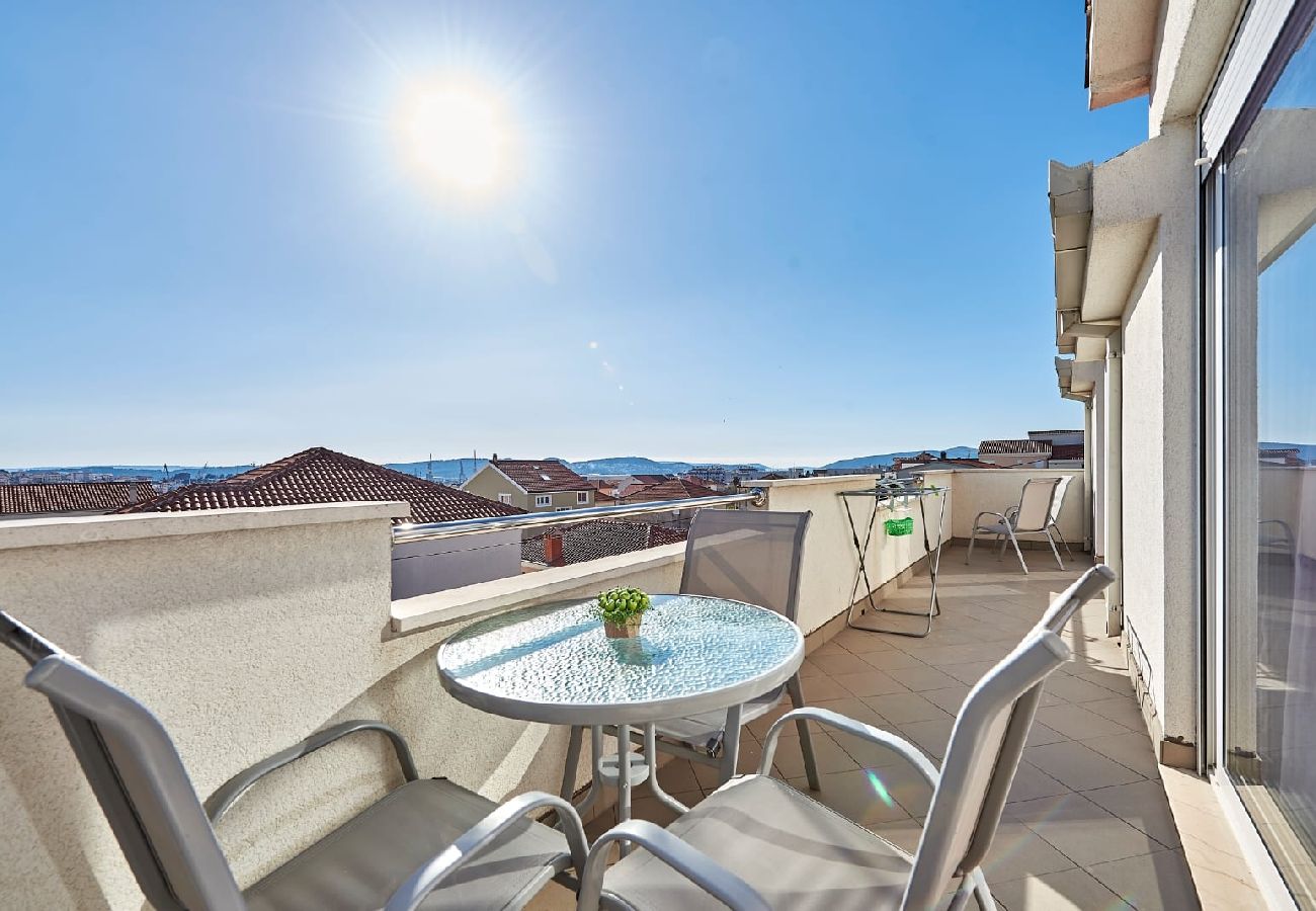 Apartamento en Trogir - Apartamento en Trogir con Terraza, Acondicionador, WIFI, Lavadora (4215-1)