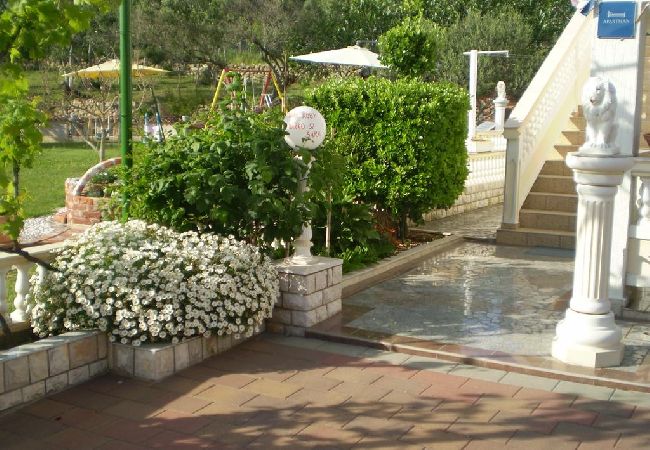 Apartamento en Kampor - Apartamento en Kampor con Terraza, Acondicionador, WIFI (4235-3) Apartamento en Kampor - Apartamento en Kampor con Terraza, Acondicionador, WIFI (4235-3)