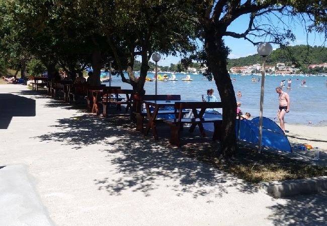 Apartamento en Kampor - Apartamento en Kampor con Terraza, Acondicionador, WIFI (4235-3) Apartamento en Kampor - Apartamento en Kampor con Terraza, Acondicionador, WIFI (4235-3)