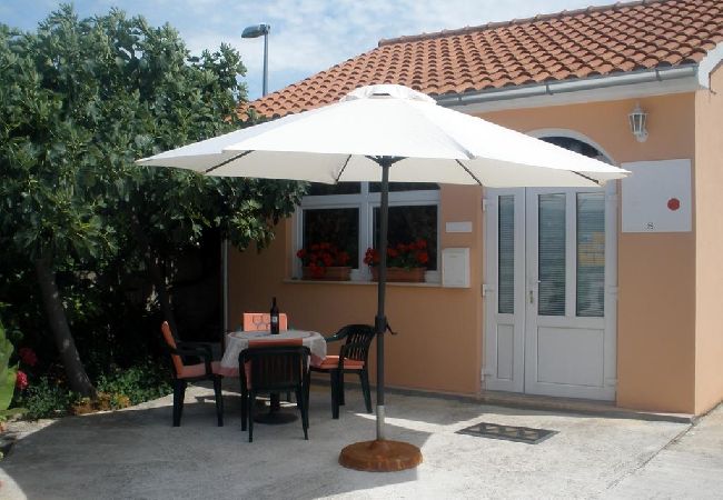 Casa en Vodice - Casa de vacaciones en Vodice con Terraza, Acondicionador, WIFI (4449-1) Casa en Vodice - Casa de vacaciones en Vodice con Terraza, Acondicionador, WIFI (4449-1)