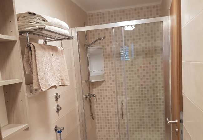 Apartamento en Supetarska Draga - Apartamento en Supetarska Draga con Seaview, Terraza, Acondicionador, WIFI (4552-6) Apartamento en Supetarska Draga - Apartamento en Supetarska Draga con Seaview, Terraza, Acondicionador, WIFI (4552-6)