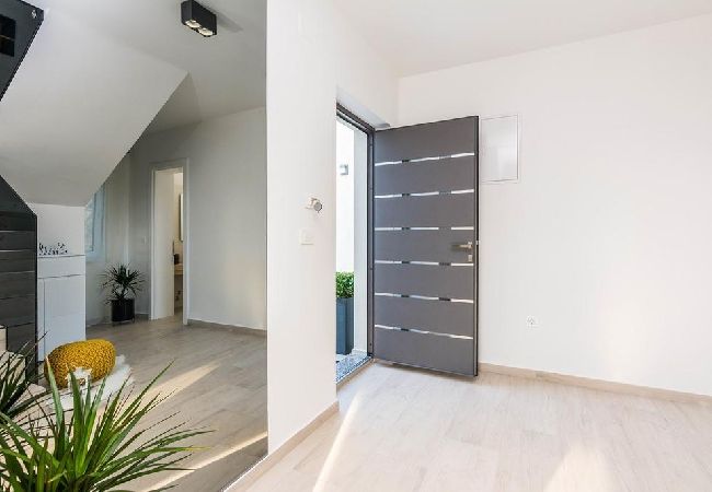 Casa en Ždrelac - Casa de vacaciones en Ždrelac con Seaview, Terraza, Acondicionador, WIFI (4652-1) Casa en Ždrelac - Casa de vacaciones en Ždrelac con Seaview, Terraza, Acondicionador, WIFI (4652-1)