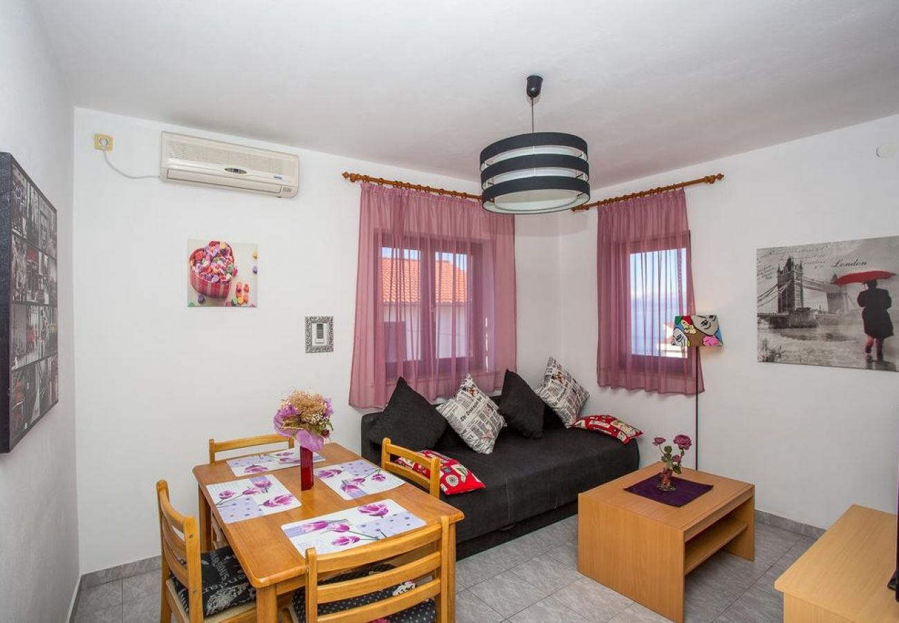 Apartamento en Njivice - Apartamento en Njivice con Seaview, Balcón, Acondicionador, WIFI (4687-1)