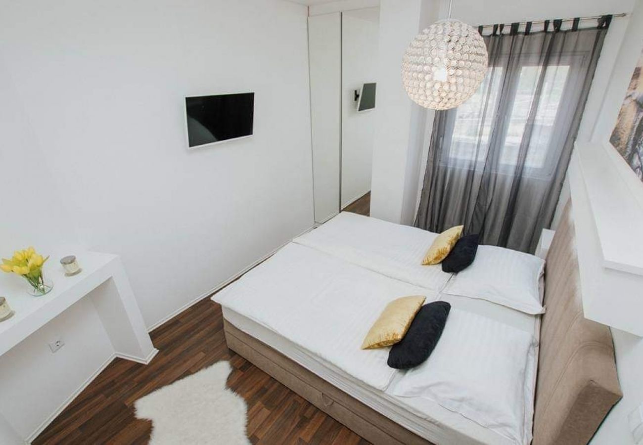 Apartamento en Okrug Gornji - Apartamento en Okrug Gornji con Terraza, Acondicionador, WIFI, Lavadora (4736-1)