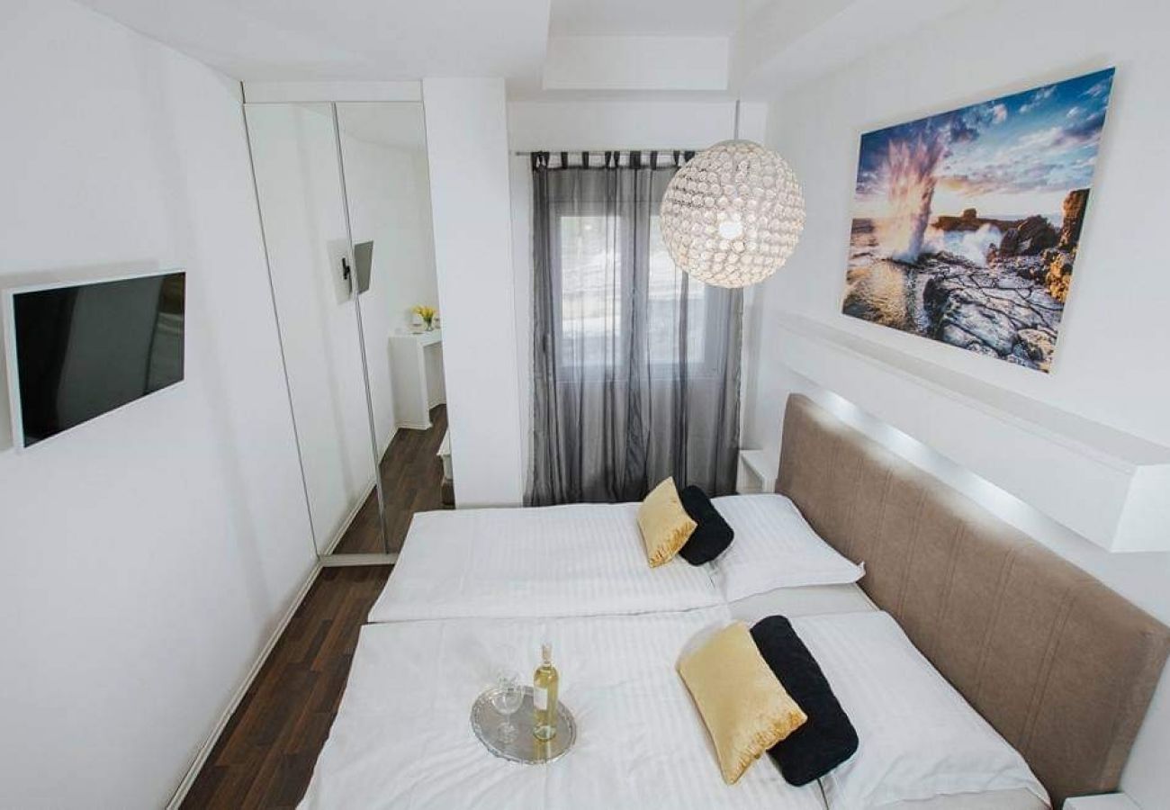 Apartamento en Okrug Gornji - Apartamento en Okrug Gornji con Terraza, Acondicionador, WIFI, Lavadora (4736-1)