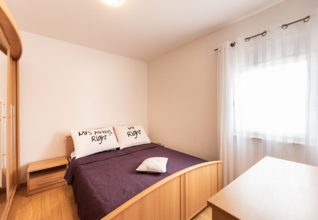 Apartamento en Vinišce - Apartamento en Vinišće con Balcón, Acondicionador, WIFI, Lavadora (4753-1)