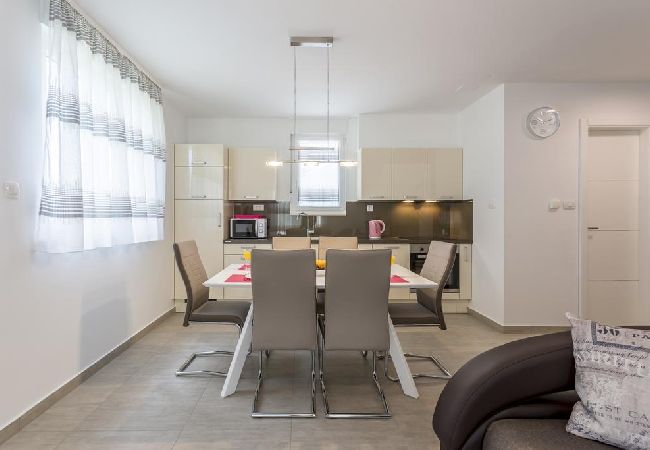 Apartamento en Podstrana - Apartamento en Podstrana-Sv.Martin con Seaview, Terraza, Acondicionador, WIFI (4777-1) Apartamento en Podstrana - Apartamento en Podstrana-Sv.Martin con Seaview, Terraza, Acondicionador, WIFI (4777-1)