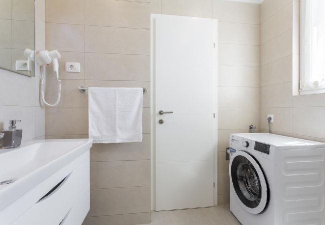 Apartamento en Podstrana - Apartamento en Podstrana-Sv.Martin con Seaview, Terraza, Acondicionador, WIFI (4777-1) Apartamento en Podstrana - Apartamento en Podstrana-Sv.Martin con Seaview, Terraza, Acondicionador, WIFI (4777-1)