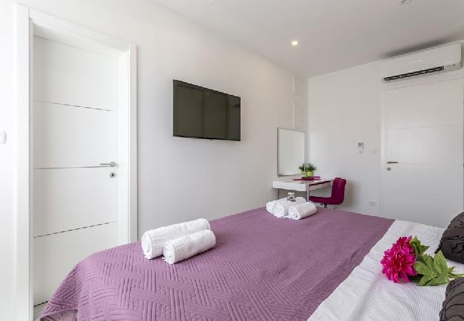 Apartamento en Podstrana - Apartamento en Podstrana-Sv.Martin con Seaview, Terraza, Acondicionador, WIFI (4777-1) Apartamento en Podstrana - Apartamento en Podstrana-Sv.Martin con Seaview, Terraza, Acondicionador, WIFI (4777-1)