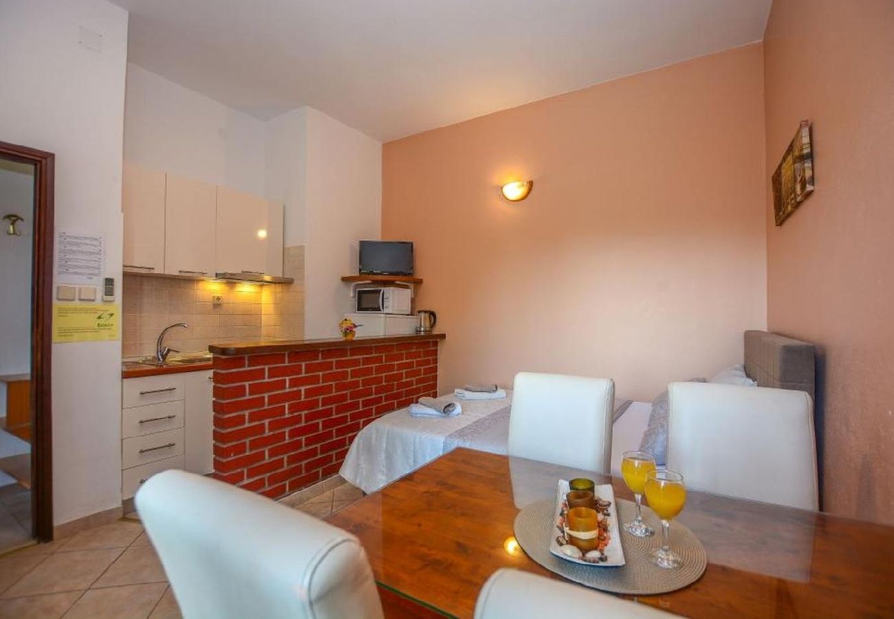 Apartamento en Nin - Apartamento en Zaton (Zadar) con Balcón, Acondicionador, WIFI (4810-2)