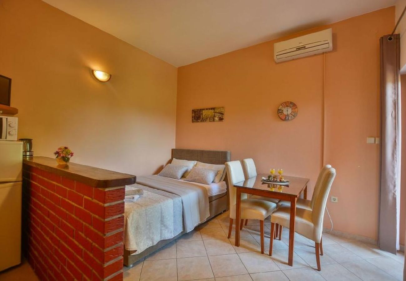 Apartamento en Nin - Apartamento en Zaton (Zadar) con Balcón, Acondicionador, WIFI (4810-2)