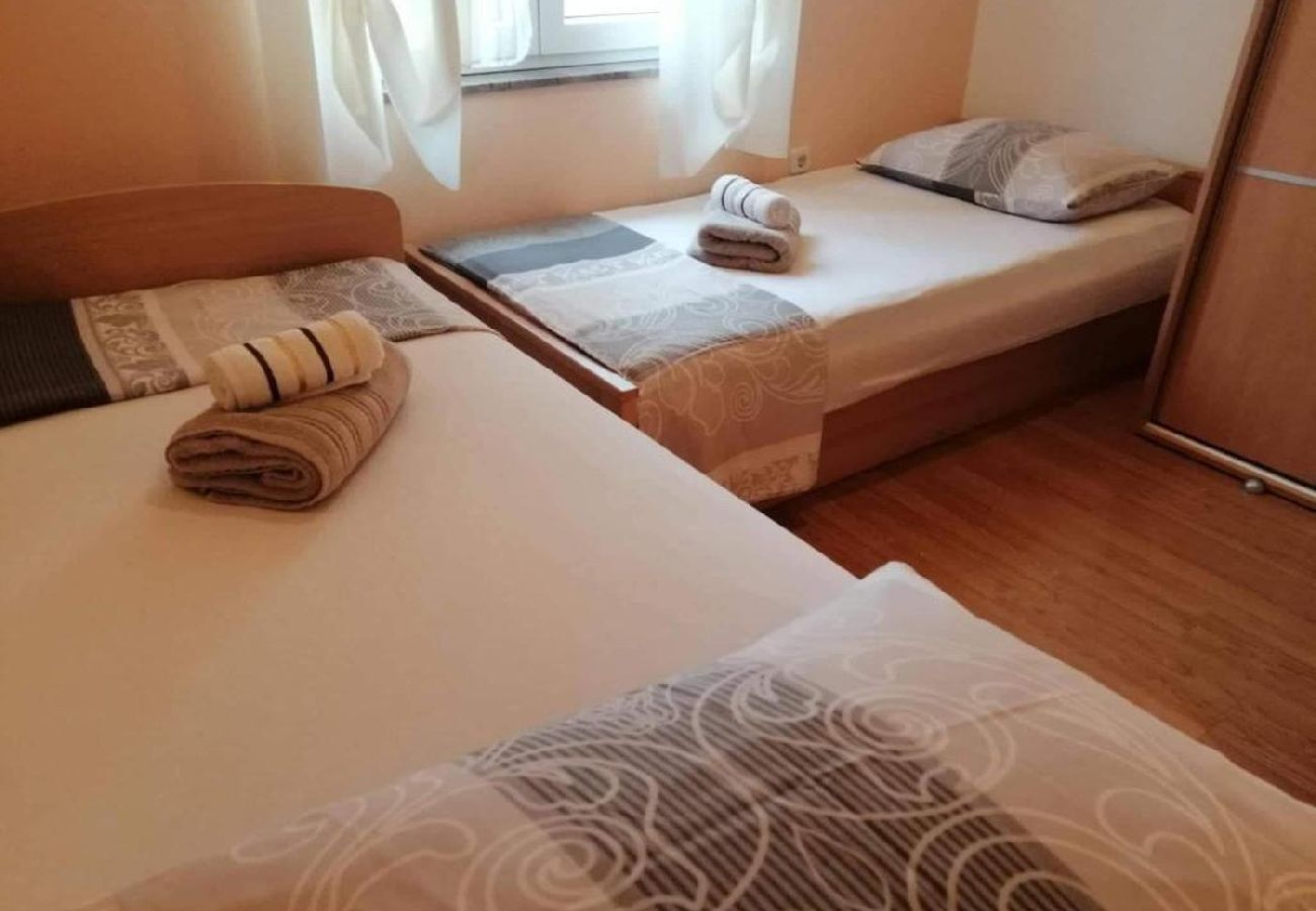 Apartamento en Nin - Apartamento en Zaton (Zadar) con Balcón, Acondicionador, WIFI (4810-2)