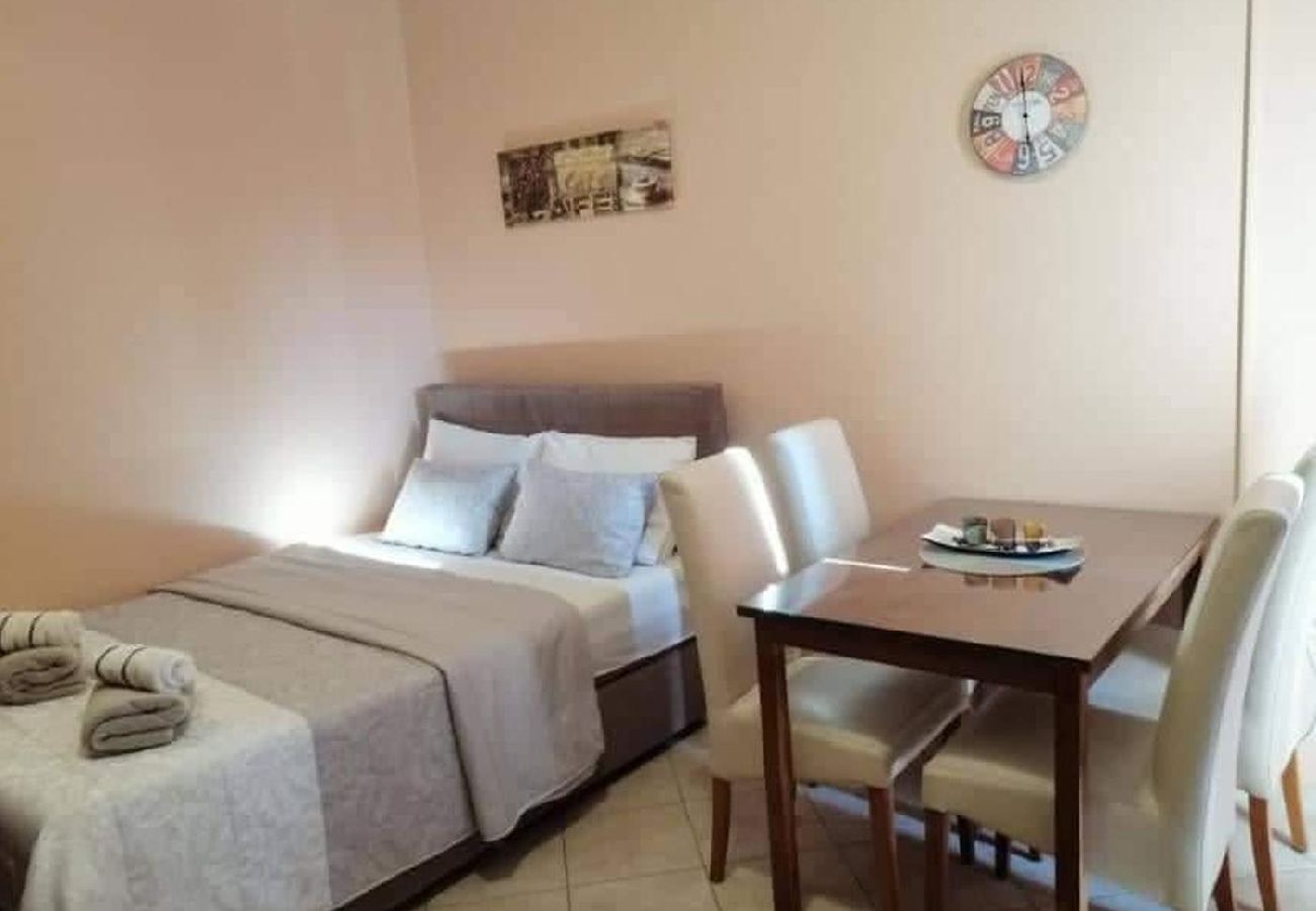 Apartamento en Nin - Apartamento en Zaton (Zadar) con Balcón, Acondicionador, WIFI (4810-2)