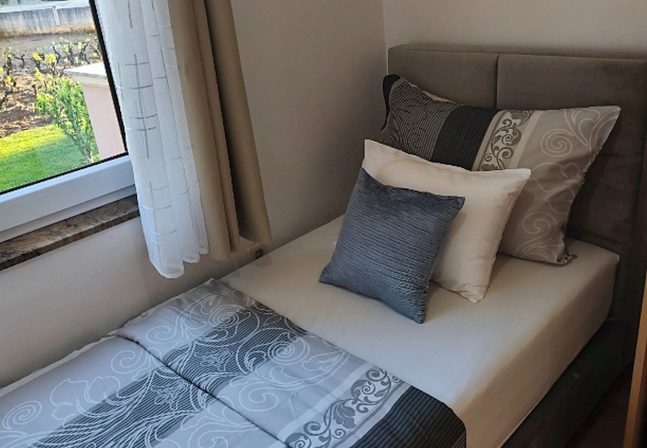 Apartamento en Nin - Apartamento en Zaton (Zadar) con Balcón, Acondicionador, WIFI (4810-2)