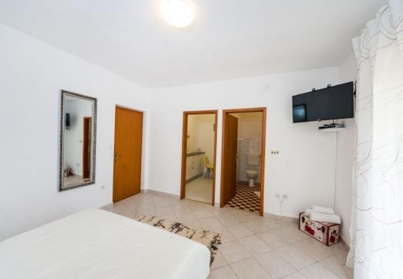 Apartamento en Nin - Apartamento en Zaton (Zadar) con Terraza, Acondicionador, WIFI, Lavadora (4814-4)