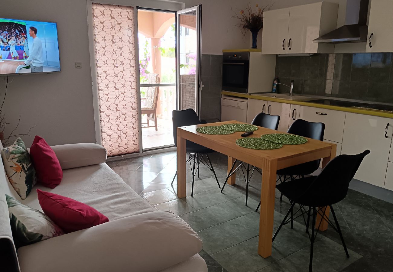 Apartamento en Biograd na moru - Apartamento en Biograd na Moru con Terraza, Acondicionador, WIFI, Lavavajillas (4818-2)