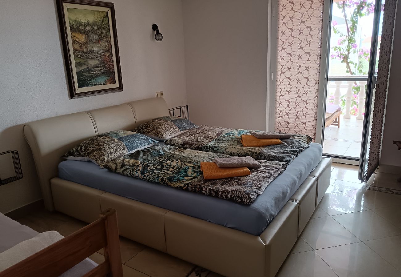 Apartamento en Biograd na moru - Apartamento en Biograd na Moru con Terraza, Acondicionador, WIFI, Lavavajillas (4818-2)