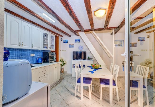 Apartamento en Nerezine - Apartamento en Nerezine con Terraza, Acondicionador, WIFI, Lavadora (4827-3) Apartamento en Nerezine - Apartamento en Nerezine con Terraza, Acondicionador, WIFI, Lavadora (4827-3)