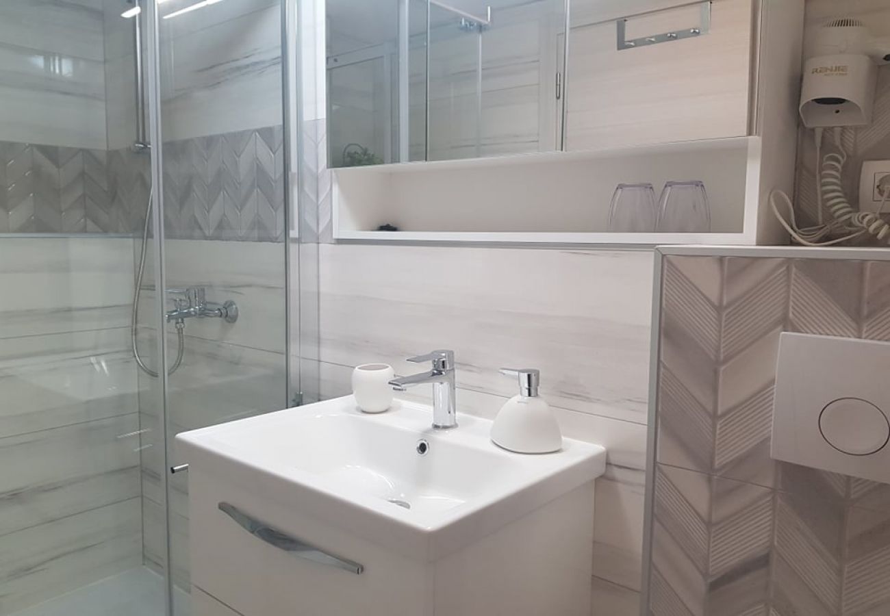 Apartamento en Baška - Apartamento en Baška con Terraza, Acondicionador, WIFI (4863-4)