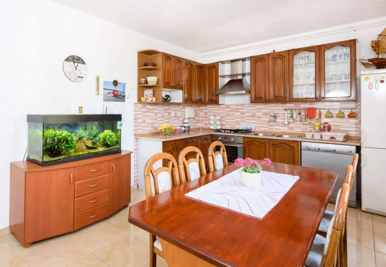 Apartamento en Okrug Donji - Apartamento en Okrug Donji con Terraza, Acondicionador, WIFI, Lavadora (4864-1)