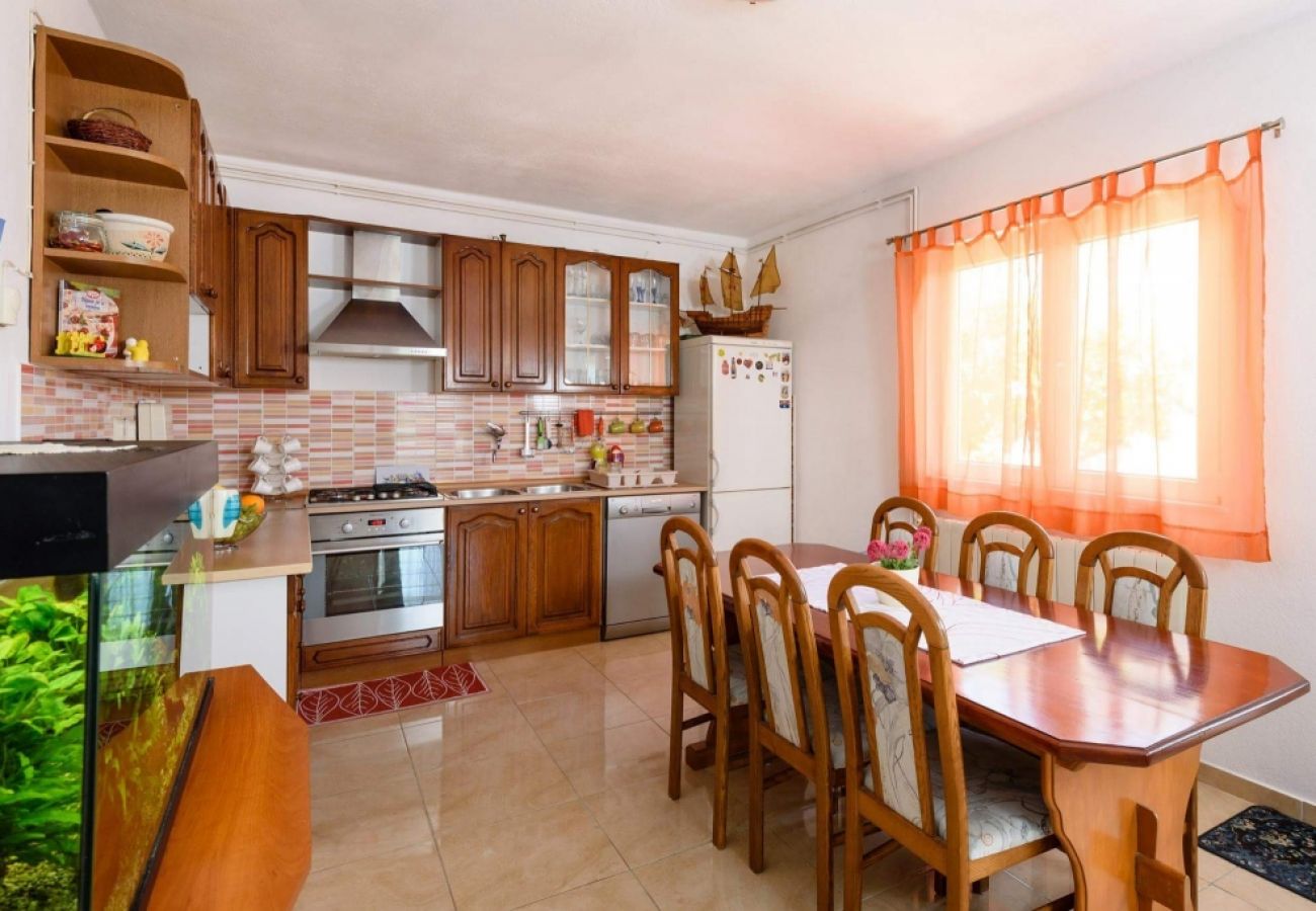 Apartamento en Okrug Donji - Apartamento en Okrug Donji con Terraza, Acondicionador, WIFI, Lavadora (4864-1)