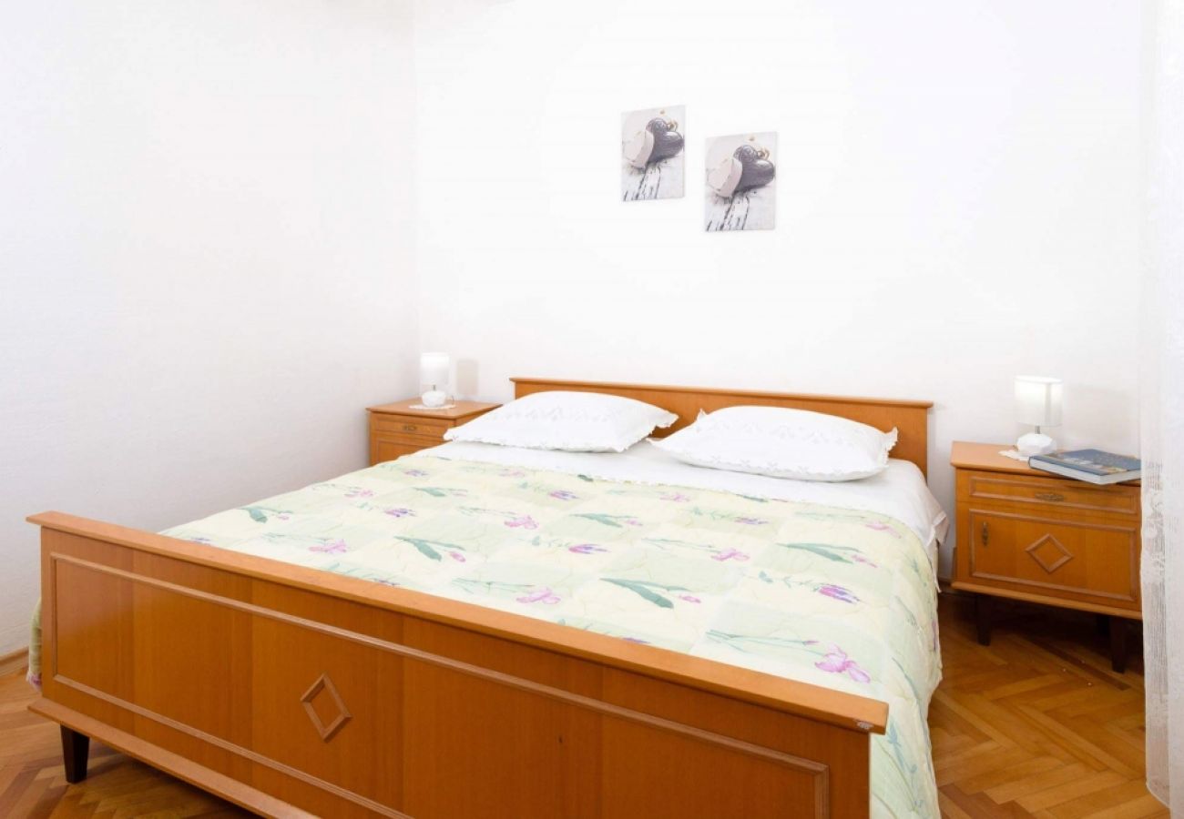 Apartamento en Okrug Donji - Apartamento en Okrug Donji con Terraza, Acondicionador, WIFI, Lavadora (4864-1)