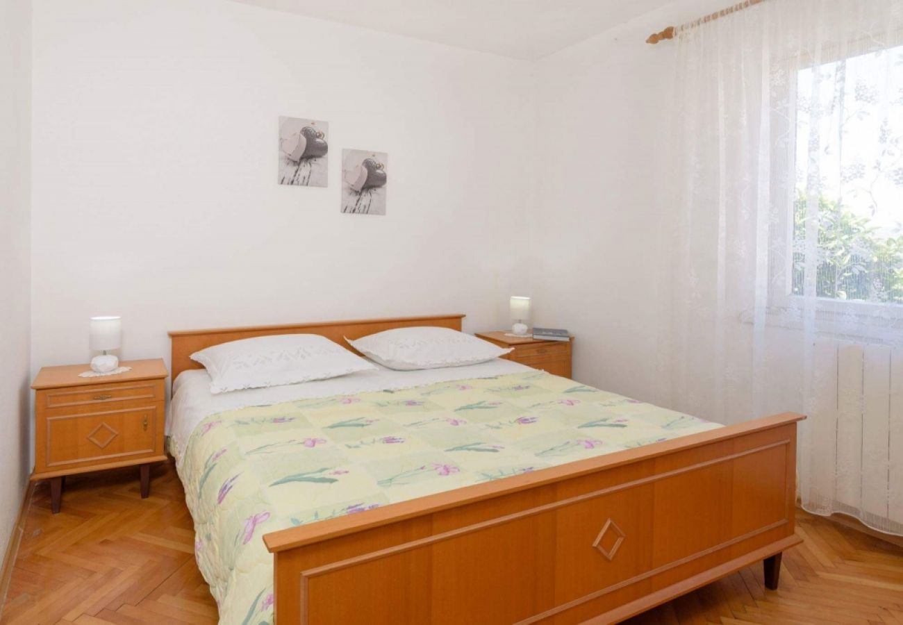 Apartamento en Okrug Donji - Apartamento en Okrug Donji con Terraza, Acondicionador, WIFI, Lavadora (4864-1)