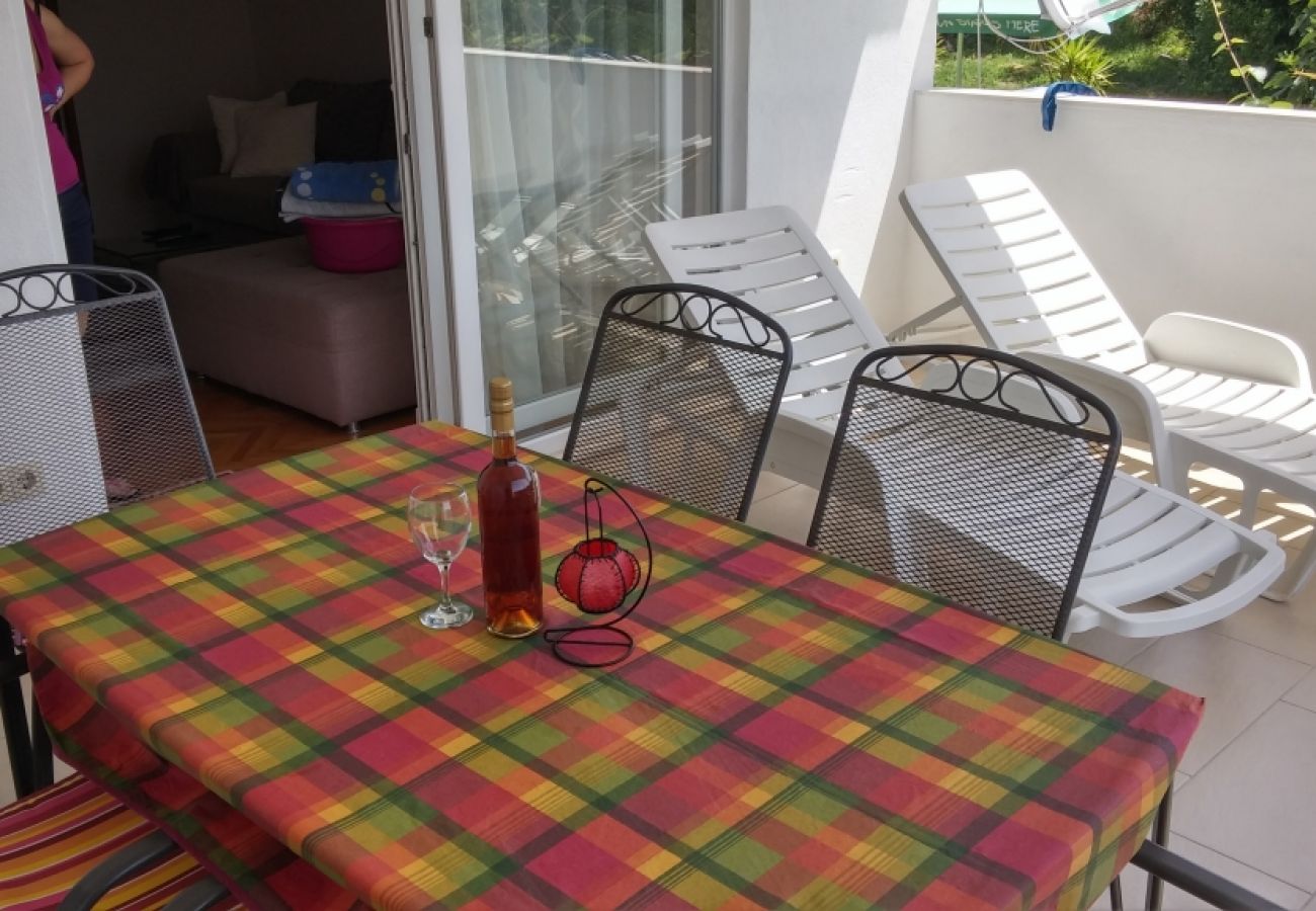 Apartamento en Okrug Donji - Apartamento en Okrug Donji con Terraza, Acondicionador, WIFI, Lavadora (4864-1)