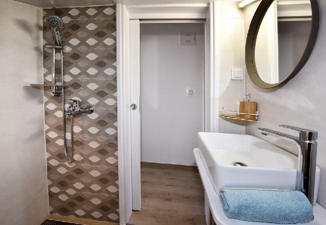 Apartamento en Funtana - Apartamento en Funtana con Seaview, Terraza, Acondicionador, WIFI (4879-2) Apartamento en Funtana - Apartamento en Funtana con Seaview, Terraza, Acondicionador, WIFI (4879-2)