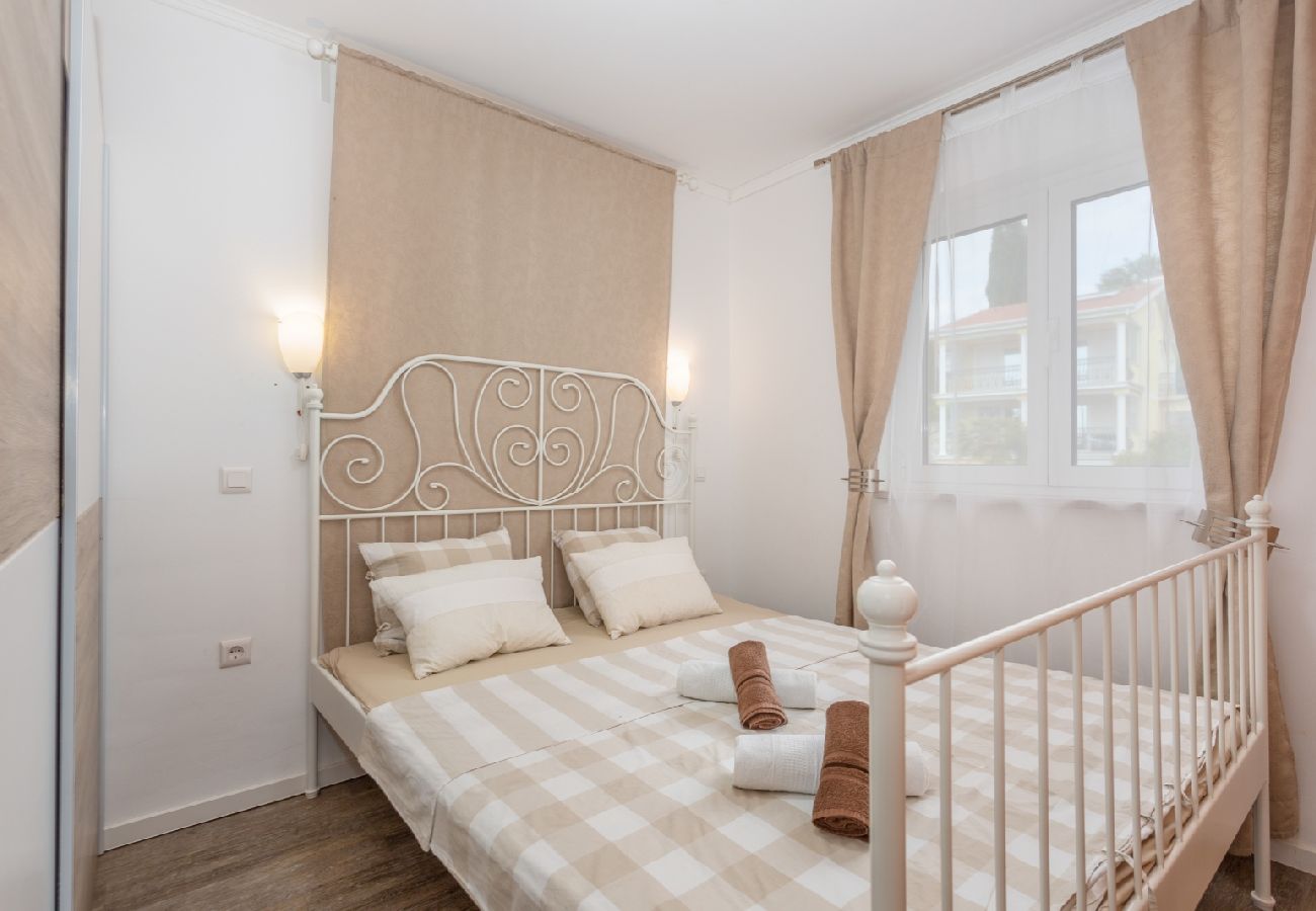 Apartamento en Njivice - Apartamento en Njivice con Seaview, Balcón, Acondicionador, WIFI (4930-1)